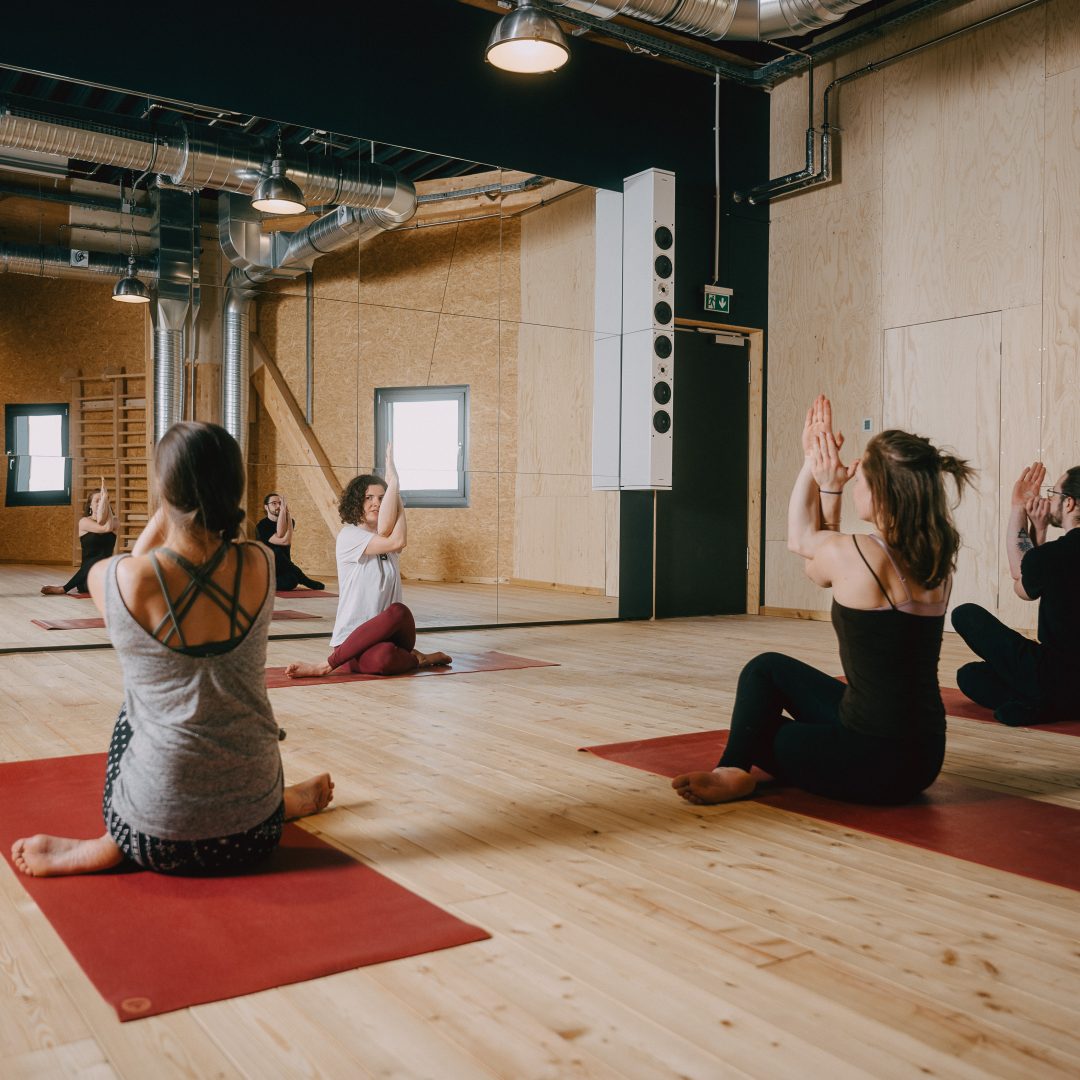 Deine Yoga Liebe füllt unser modernes Studio mit Entspannung und Bewegung