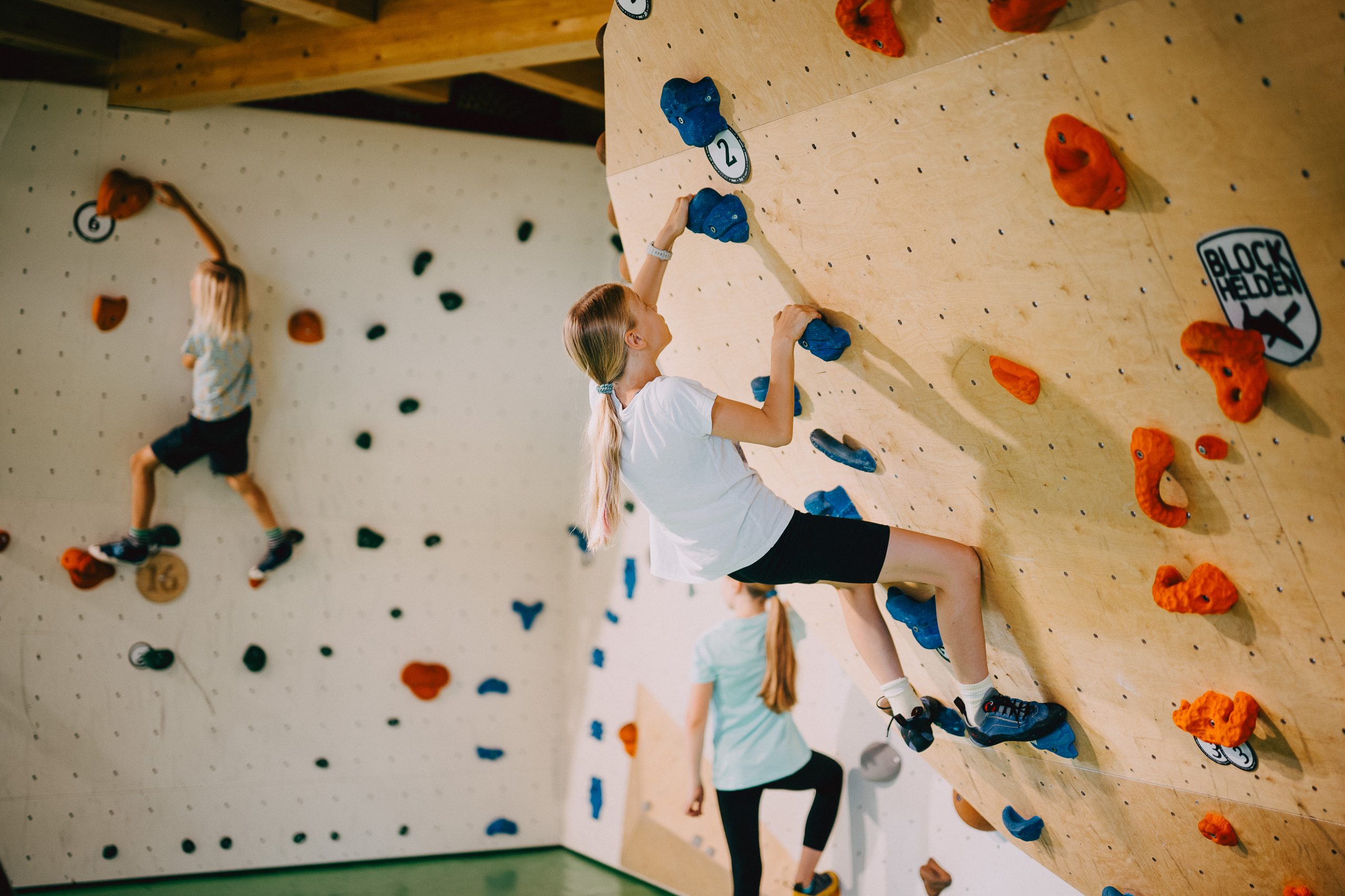 Kinder bouldern in der Kinderboulderhalle der BLOCKHELDEN Erlangen
