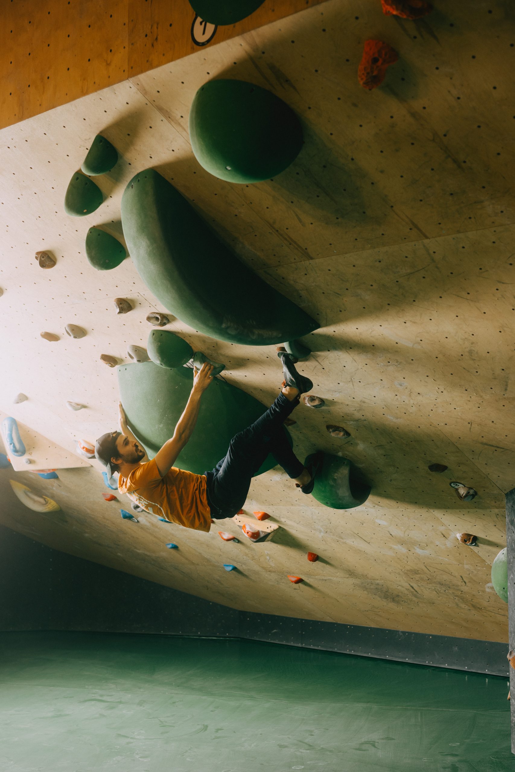 Boulderin im Erwachsenenkurs bei den BLOCKHELDEN Erlangen